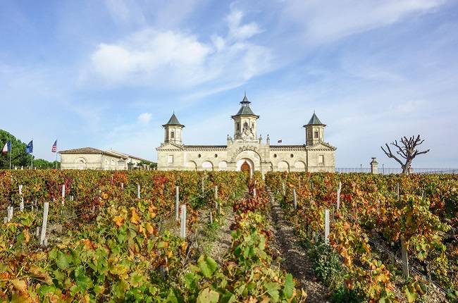 KGHY2A Chateau Cos d'Estournel, Bordeaux wine-growing region, Medoc, Saint Estephe, France.