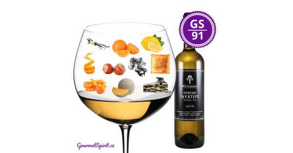 <B>Hatzidakis Winery - Nykteri PDO 2019, Santorini, Řecko </B><BR>Obdivovaná klasika z ostrova Santorini - víno, které nevidělo denní světlo