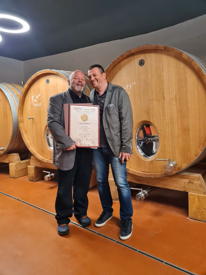 Šimák Zámocké vinárstvo Pezinok - Roman Janoušek a Štefan šimák ml. s cenou za VVT