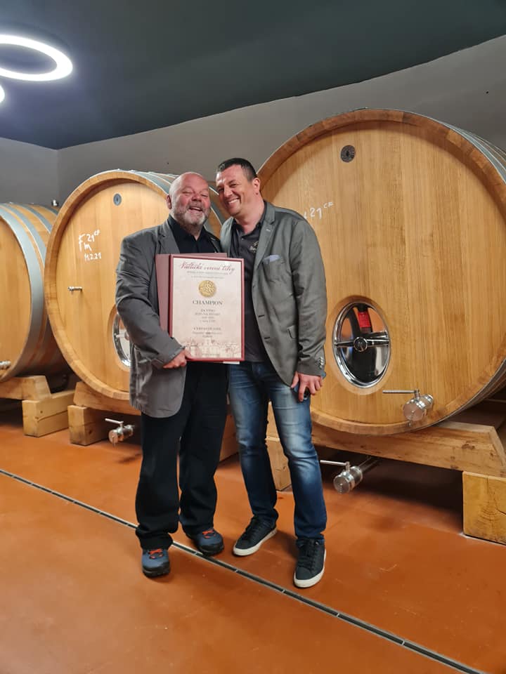 Šimák Zámocké vinárstvo Pezinok - Roman Janoušek a Štefan šimák ml. s cenou za VVT